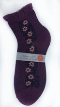 Load image into gallery viewer Side flower glossy socks made in Japan