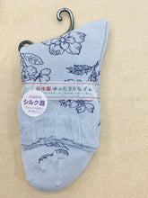 Load image into gallery viewer Flower socks made in Japan
