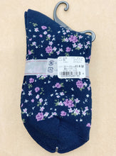 Load image into gallery viewer Rose floral socks made in Japan
