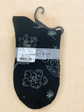 Load image into gallery viewer Flower socks made in Japan
