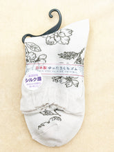 Load image into gallery viewer Flower socks made in Japan
