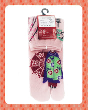 Load image into gallery viewer Japanese-made kimono girl&#39;s cherry blossom viewing socks
