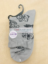 Load image into gallery viewer Flower socks made in Japan
