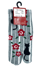 Load image into gallery viewer Black cat and flower split-toed socks made in Japan
