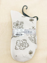 Load image into gallery viewer Flower socks made in Japan
