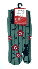 Load image into gallery viewer Black cat and flower split-toed socks made in Japan
