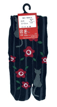 Load image into gallery viewer Black cat and flower split-toed socks made in Japan
